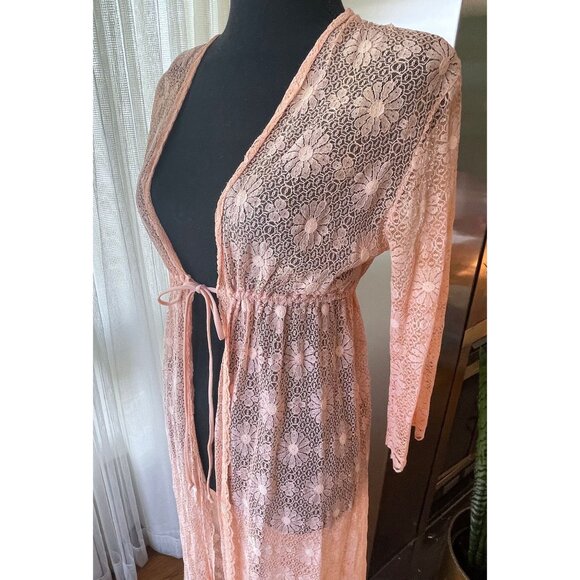 Vintage 1970s peignoir, peach daisies robe, sheer delicate knit - Picture 3 of 10